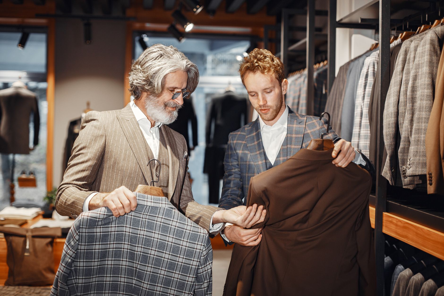 Dos clientes eligiendo sacos y camisas en la boutique de Solano