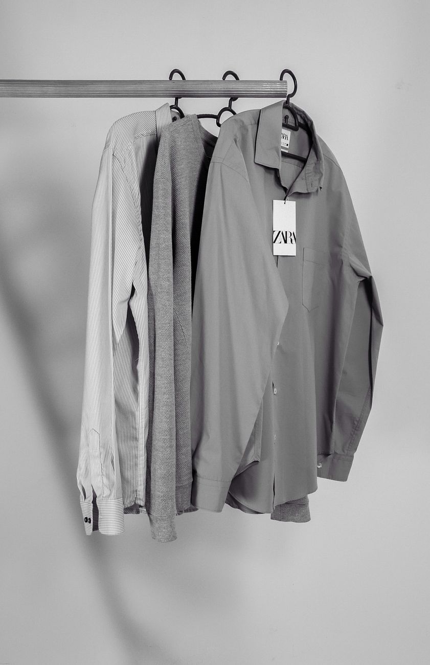Camisas grises en perchas, imagen monocroma